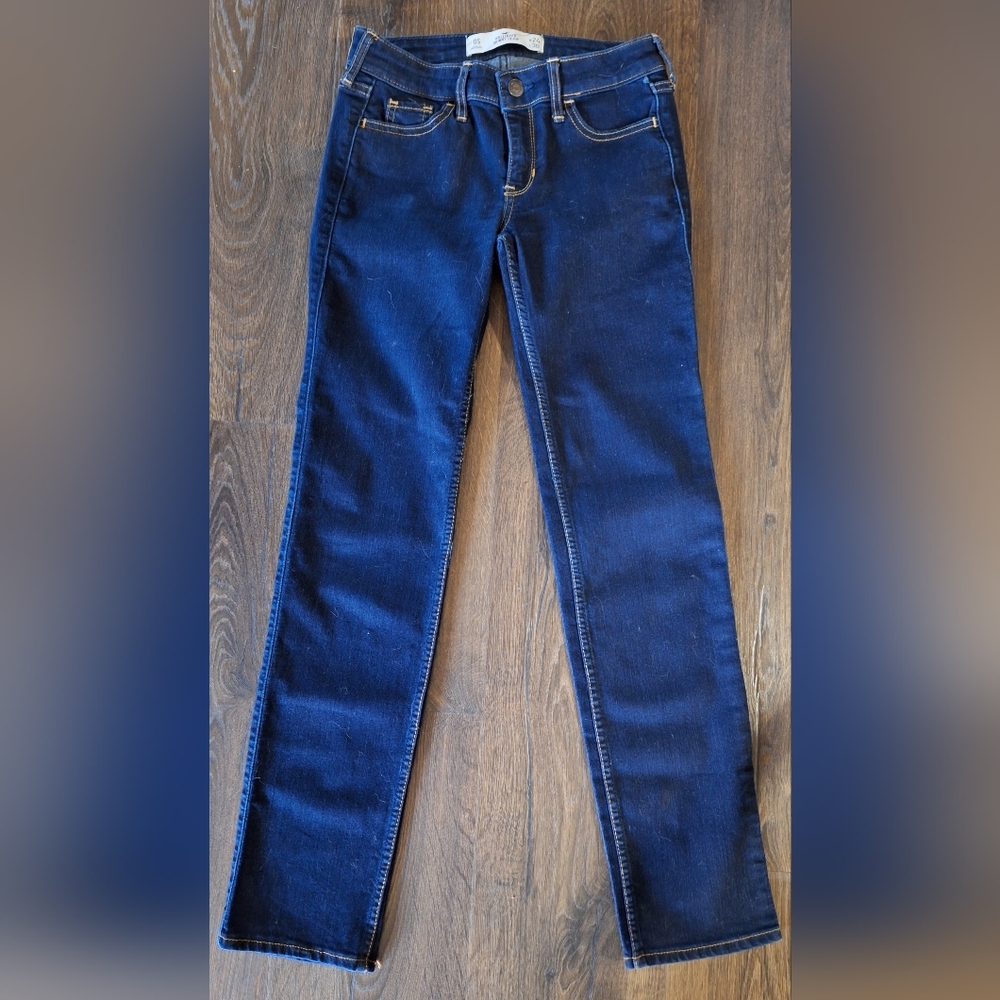 HOLLISTER SKINNY JEANS. NEW